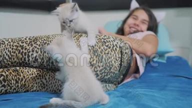 <strong>搞笑视频</strong>两只小猫在躺在床上的小女孩身上玩.. 2.两只小猫的爪子挨着一只